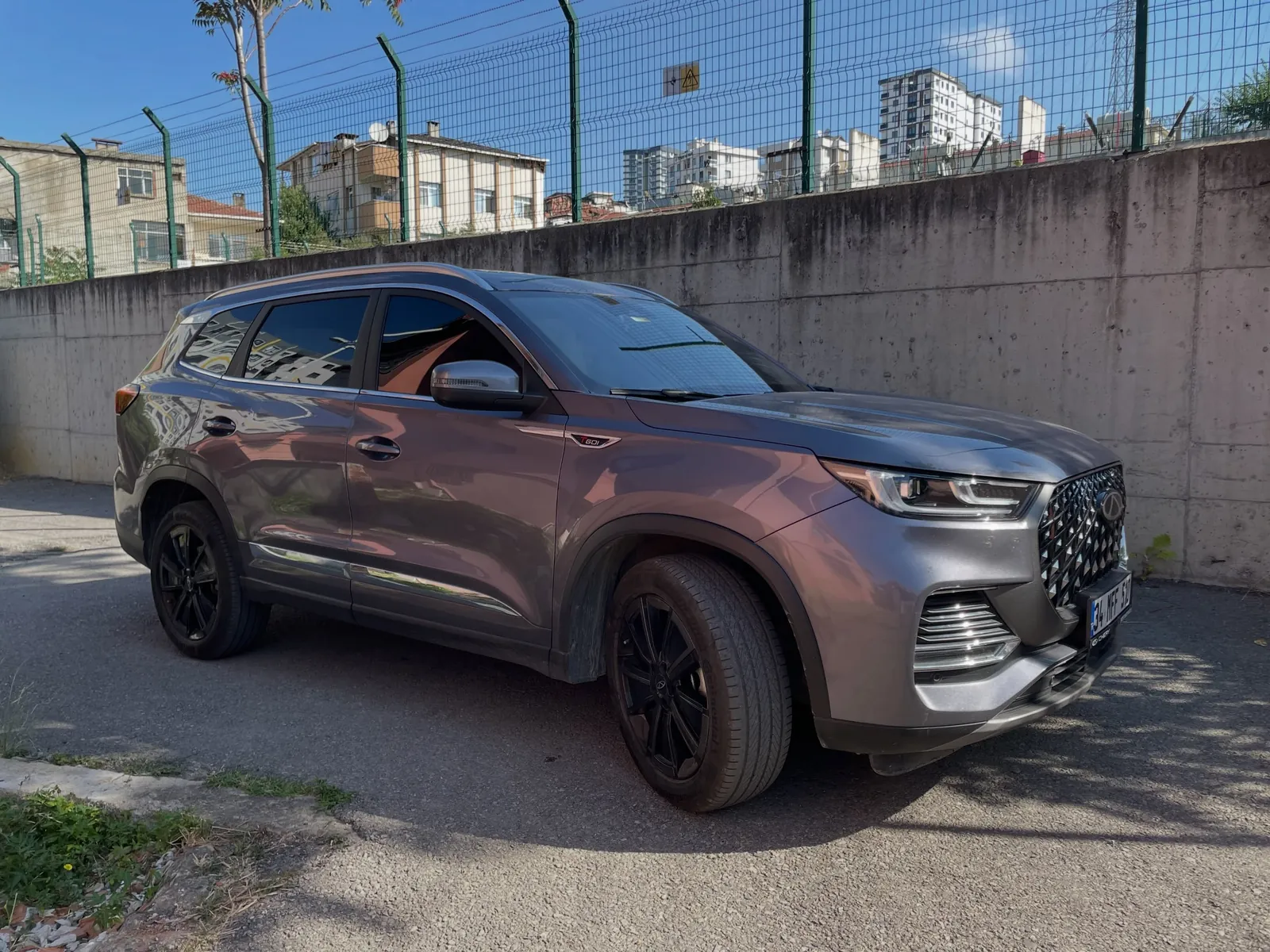 Koyu cam filmli gri SUV