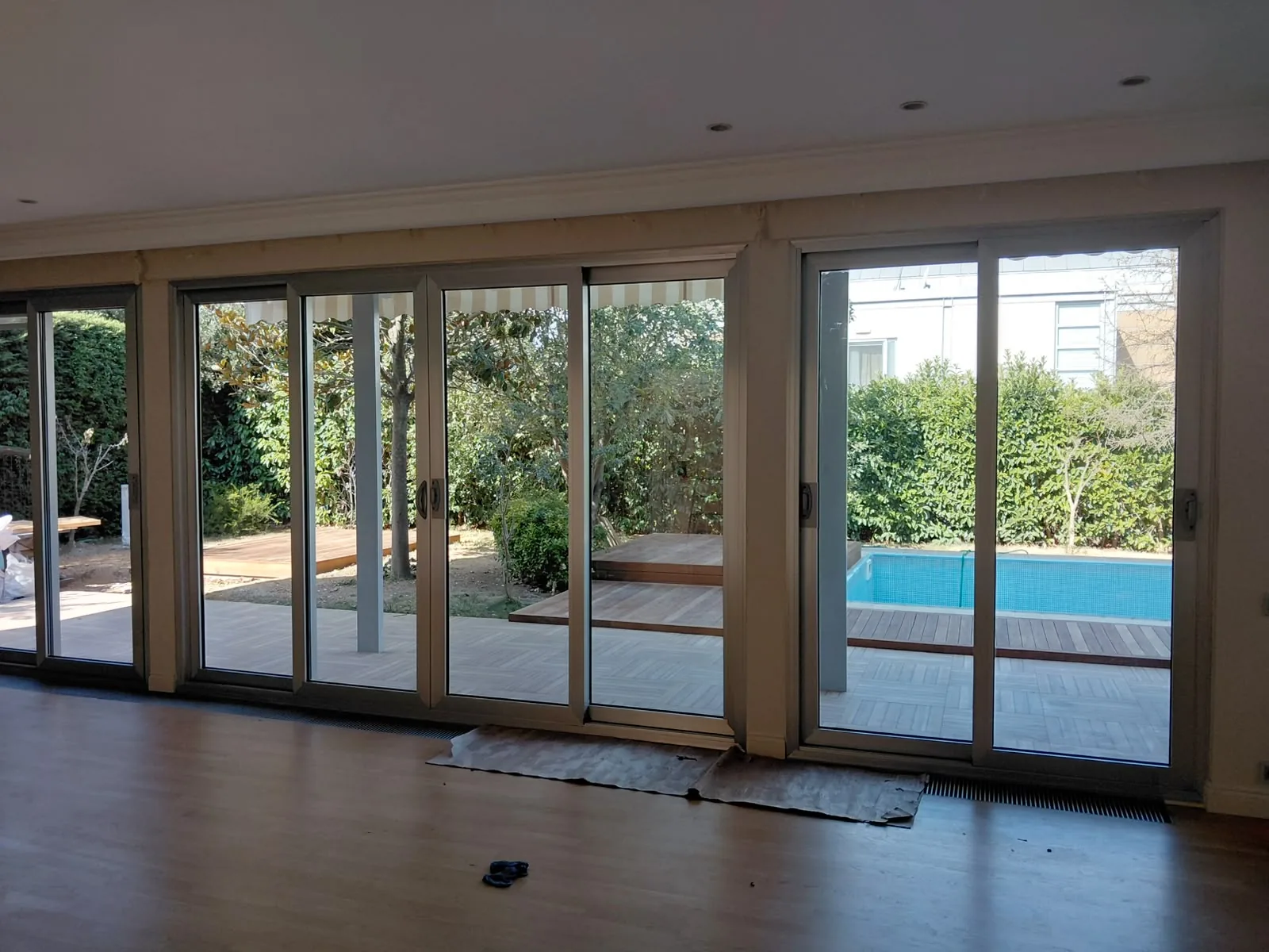 Ev cam filmi uygulanmış villa iç mekan camları