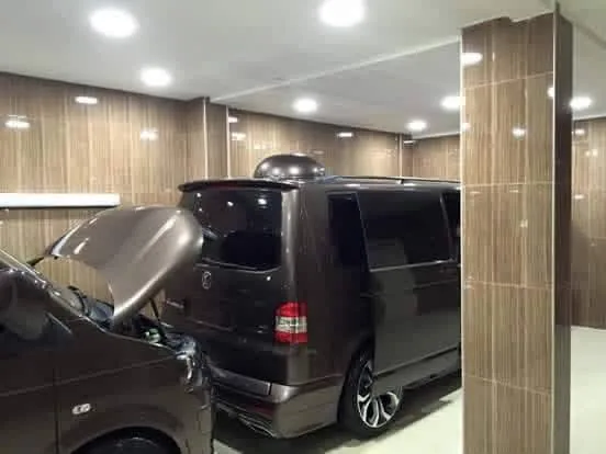 ES Garage atölyesinde oto cam filmi uygulaması